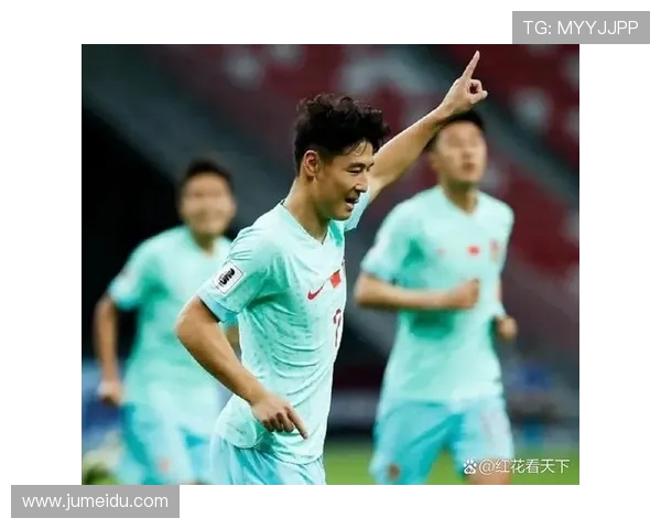 养伤中的武磊未能登场仍亲临看台观战上海德比全程引发球迷热议 养伤中的武磊未能登场仍亲临看台观战上海德比全程引发球迷热议